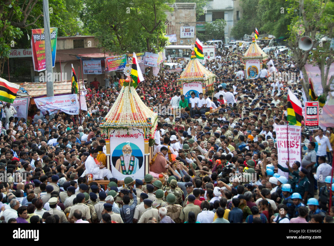 Ahmedabad, Indien. 29. Juni 2014. Zum ersten Mal Frau Hauptminister von Gujarat, Anandi Patel führen die "Pahind-Vidhi' nach dem die jährlichen Rath Yatra von Lord Jagannath beginnen wird, in Ahmedabad, Indien. Bildnachweis: Nisarg Lakhmani/Alamy Live-Nachrichten Stockfoto Ahmedabad, Indien. 29. Juni 2014. Zum ersten Mal Frau Hauptminister von Gujarat, Anandi Patel führen die "Pahind-Vidhi' nach dem die jährlichen Rath Yatra von Lord Jagannath beginnen wird, in Ahmedabad, Indien. Bildnachweis: Nisarg Lakhmani/Alamy Live-Nachrichten Stockfoto