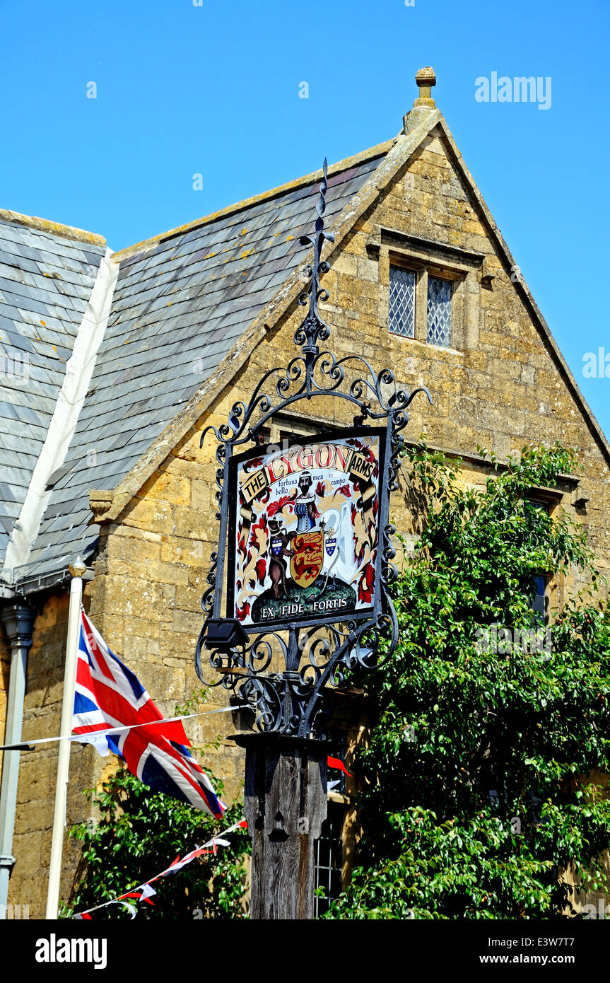 Inn-Zeichen und die britische Flagge außerhalb Lygon Arms Hotel entlang High Street, Broadway, Cotswolds, England, UK. Stockfoto