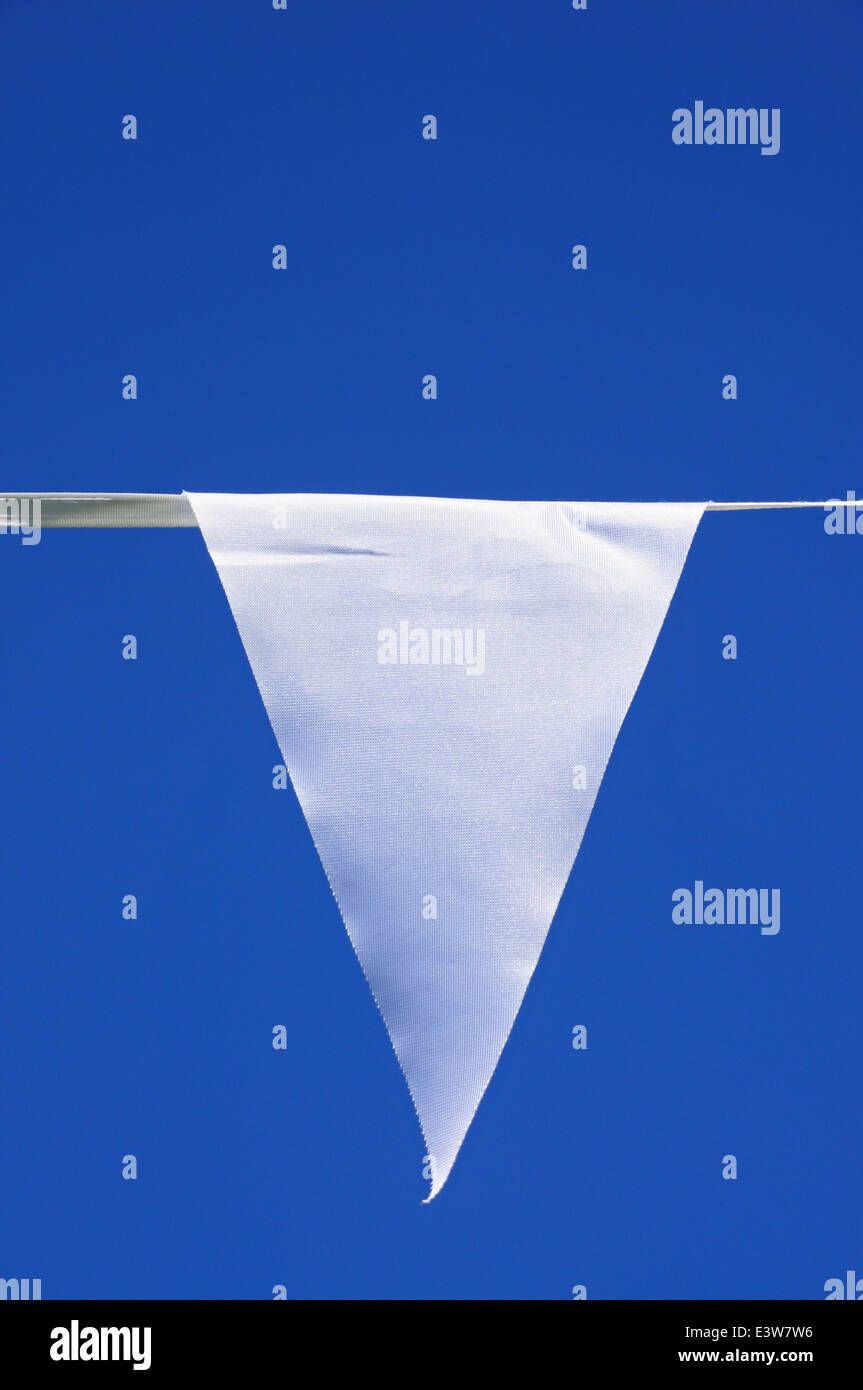 Weißen dreieckigen Fahnenbanner mit textfreiraum auf blauem Grund. Stockfoto