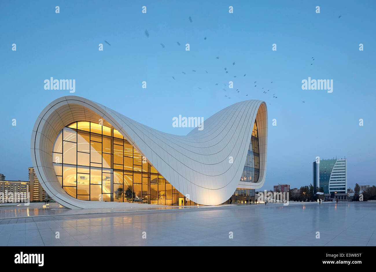 Heydar Alijew Kulturzentrum, Baku, Aserbaidschan. Architekt: Zaha Hadid Architects, 2013. Seitenansicht in der Abenddämmerung mit beleuchtet Stockfoto