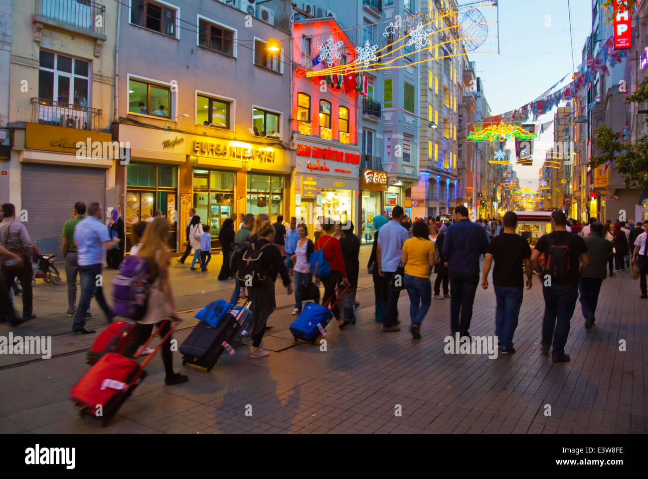 Istiklal Caddesi der Unabhängigkeit Straße, Stadtteil Beyoglu, Istanbul, Türkei, Zentraleurasien Stockfoto