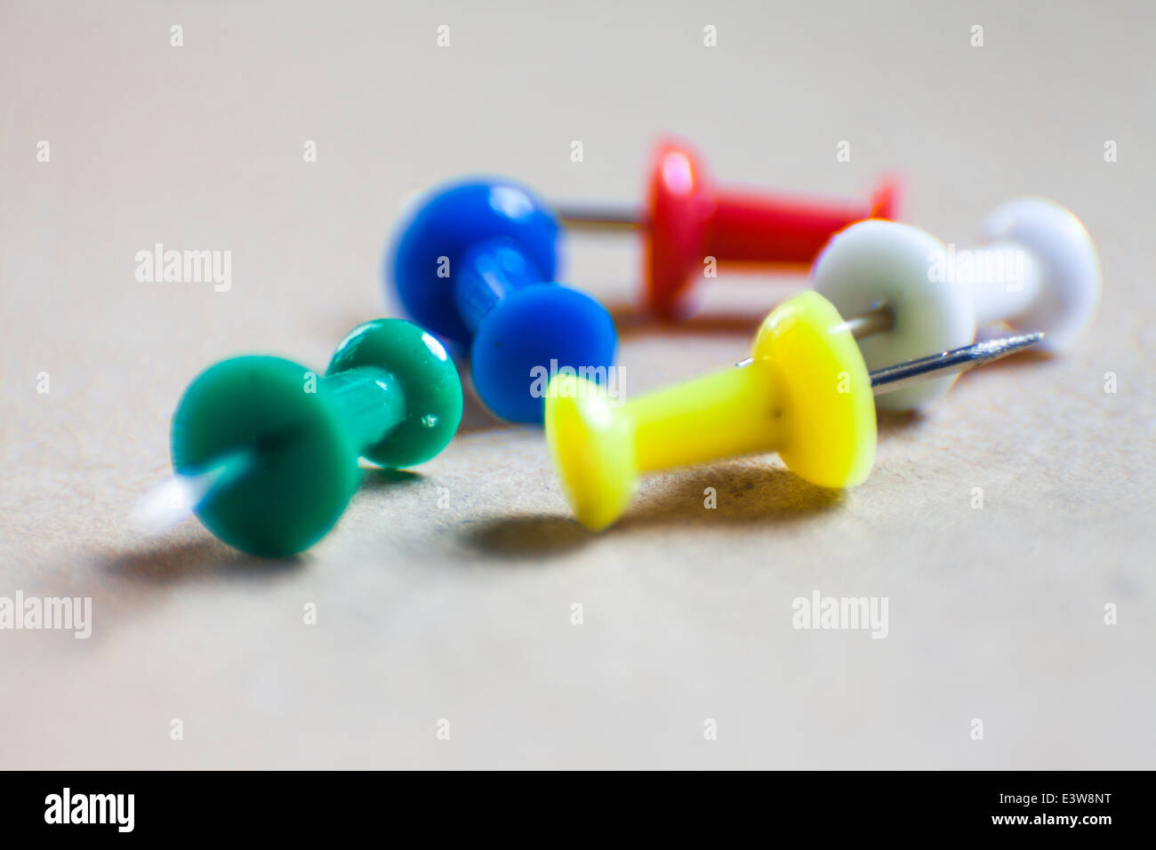 Push-Pins, in verschiedenen Farben, mit echten Schatten und liegen lose auf Normalpapier Hintergrund Stockfoto