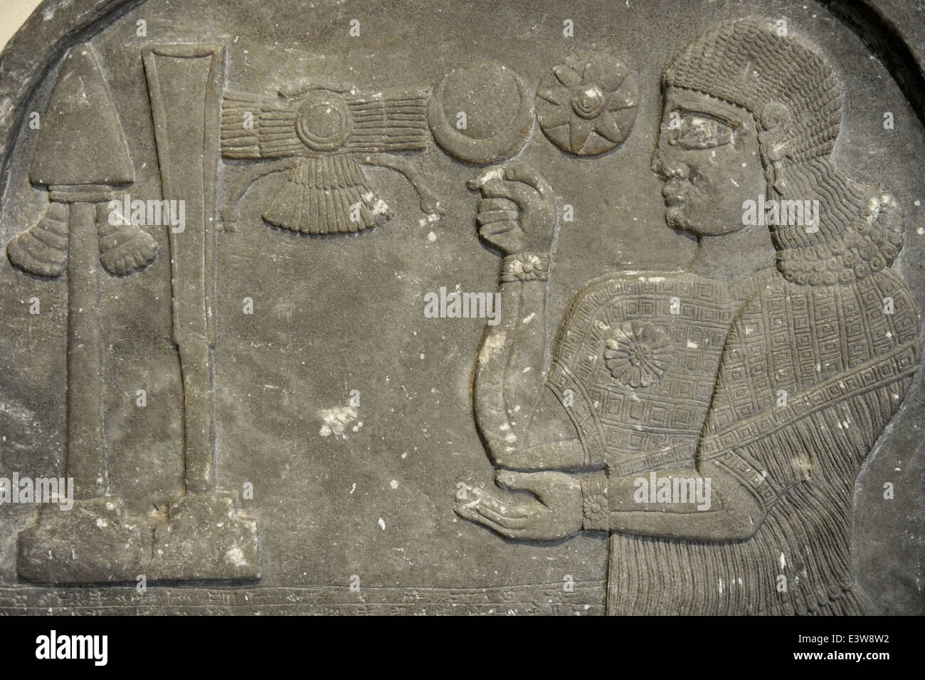 Stele mit Relief Darstellung assyrischen offizielle Bel-Harran-Beli-Usur beten vor göttlichen Symbole. 8. Jahrhundert v. Chr.. Marmor. Stockfoto