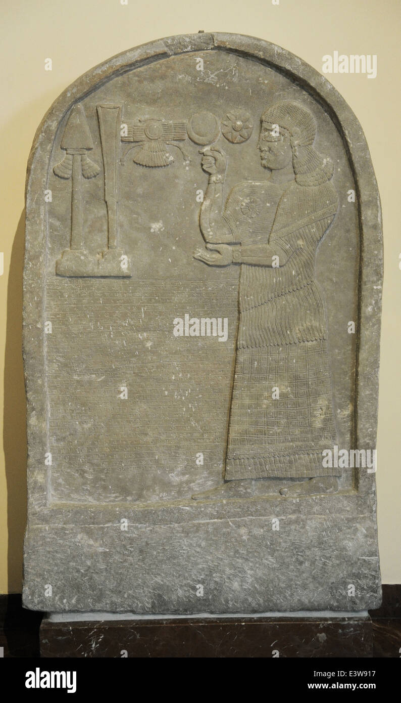 Stele mit Relief Darstellung assyrischen offizielle Bel-Harran-Beli-Usur beten vor göttlichen Symbole. 8. Jahrhundert v. Chr.. Marmor. Stockfoto