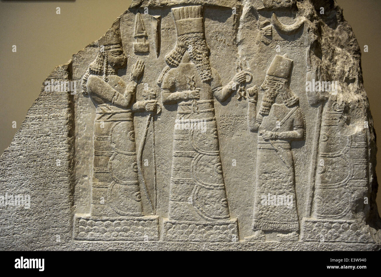 Stele mit Inschrift und Relief des Shamsh-Res-Usur beten vor den Göttern. 8. Jahrhundert v. Chr.. Kalkstein. Detail. Stockfoto