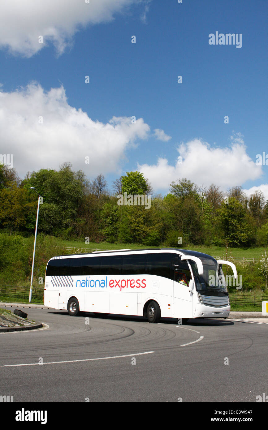 National Express Coach Reisen rund um einen Kreisverkehr in Coulsdon, Surrey, England Stockfoto