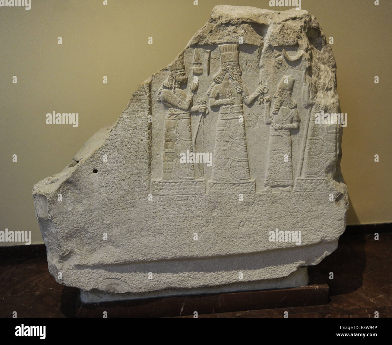 Stele mit Inschrift und Relief des Shamsh-Res-Usur beten vor den Göttern. 8. Jahrhundert v. Chr.. Kalkstein. Stockfoto