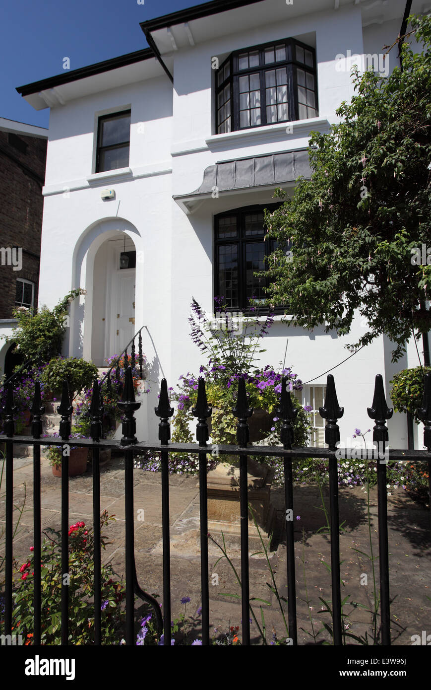 Typisches Haus in Launceston Place gebaut eine eigenständige Entwicklung bekannt als Kensington New Town in den 1840er Jahren, London W8 Stockfoto