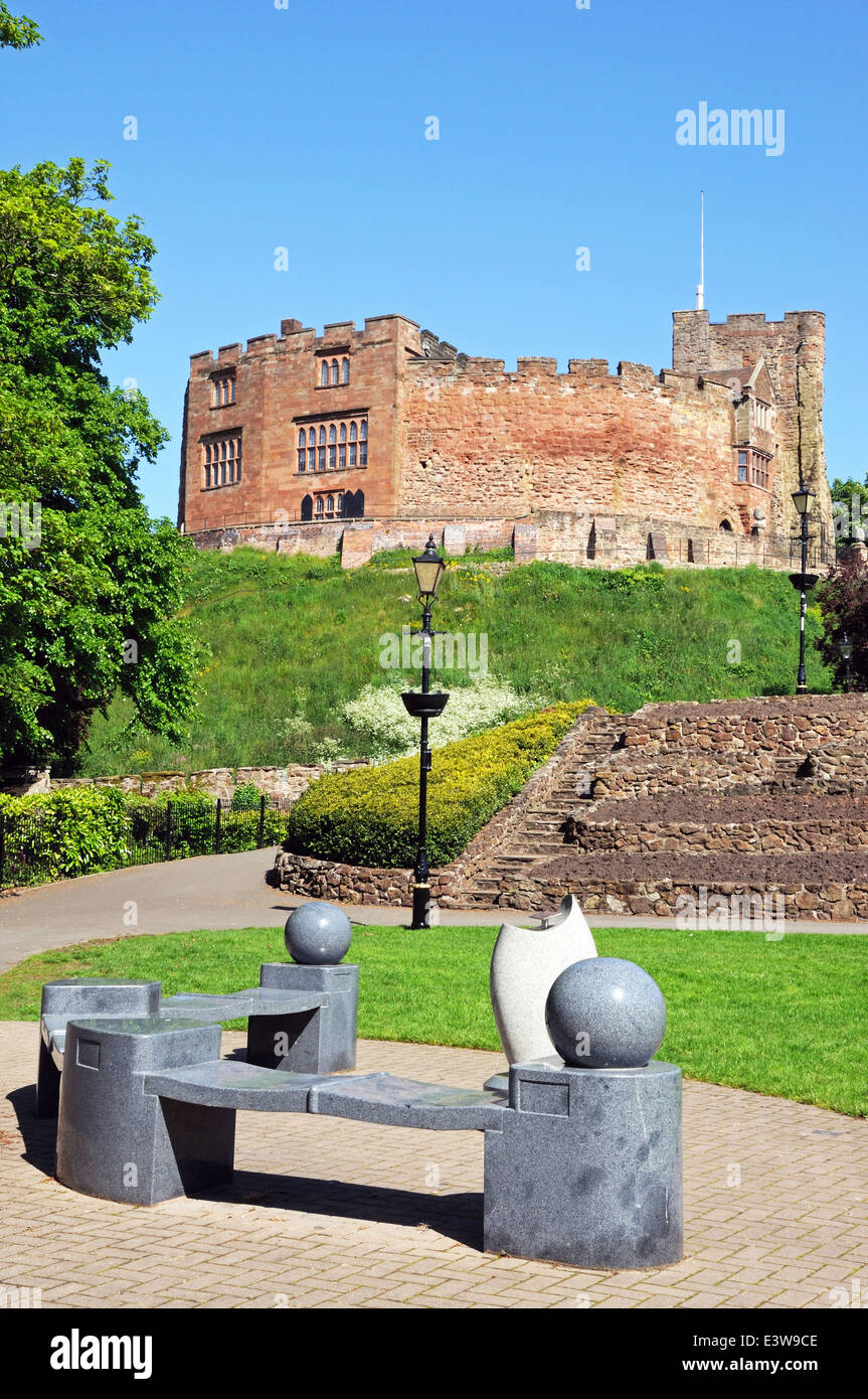 Blick auf die Burg vom Schloss mit dem mercian Regiment Monument, das sich in den Vordergrund, Tamworth, Großbritannien. Stockfoto