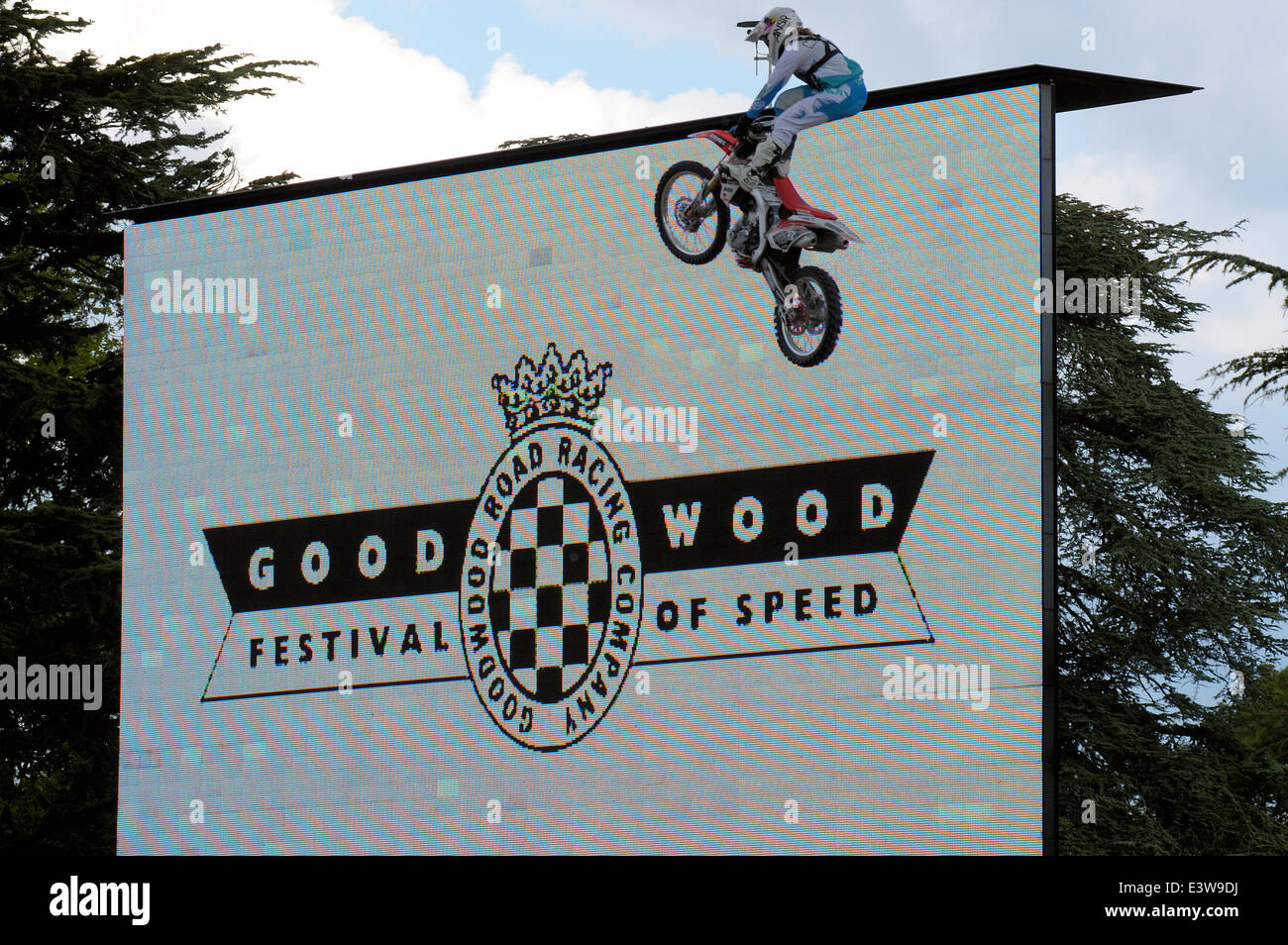 Das Goodwood Festival of Speed. Motocross Motorradsprung Stunt vor einem riesigen Zeichen des Goodwood Festival of Speed Stockfoto