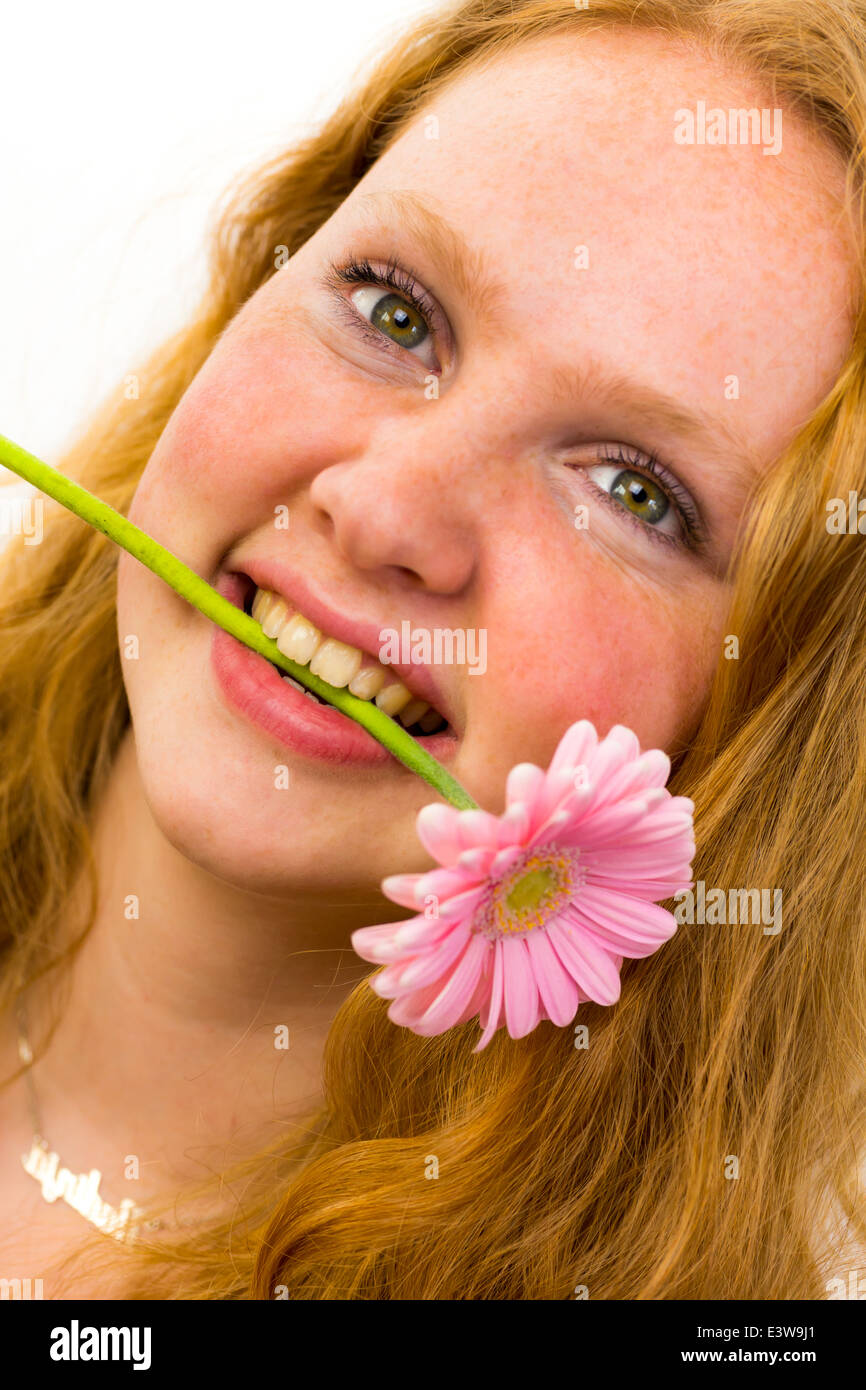 Gesicht des niederländischen Mädchen mit rosa Blume Stockfoto