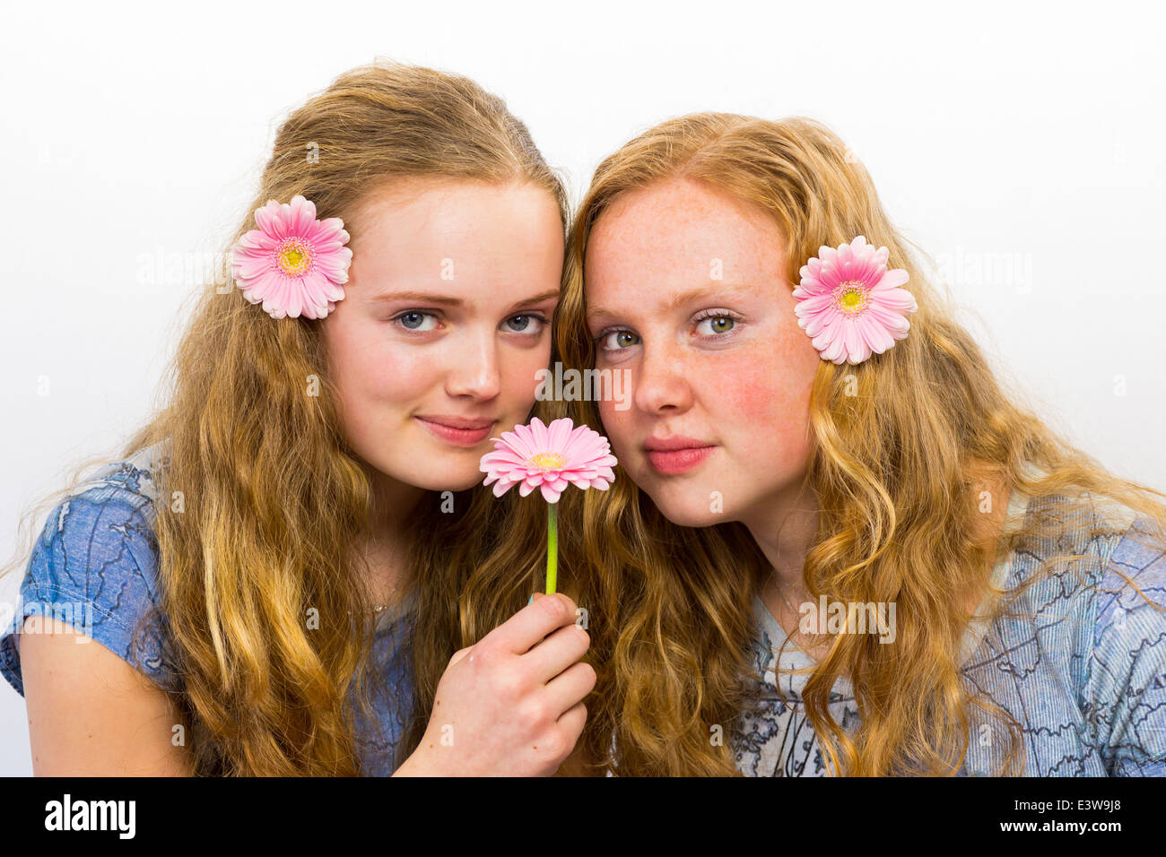 Zwei Mädchen mit rosa Blüten im Haar Stockfoto