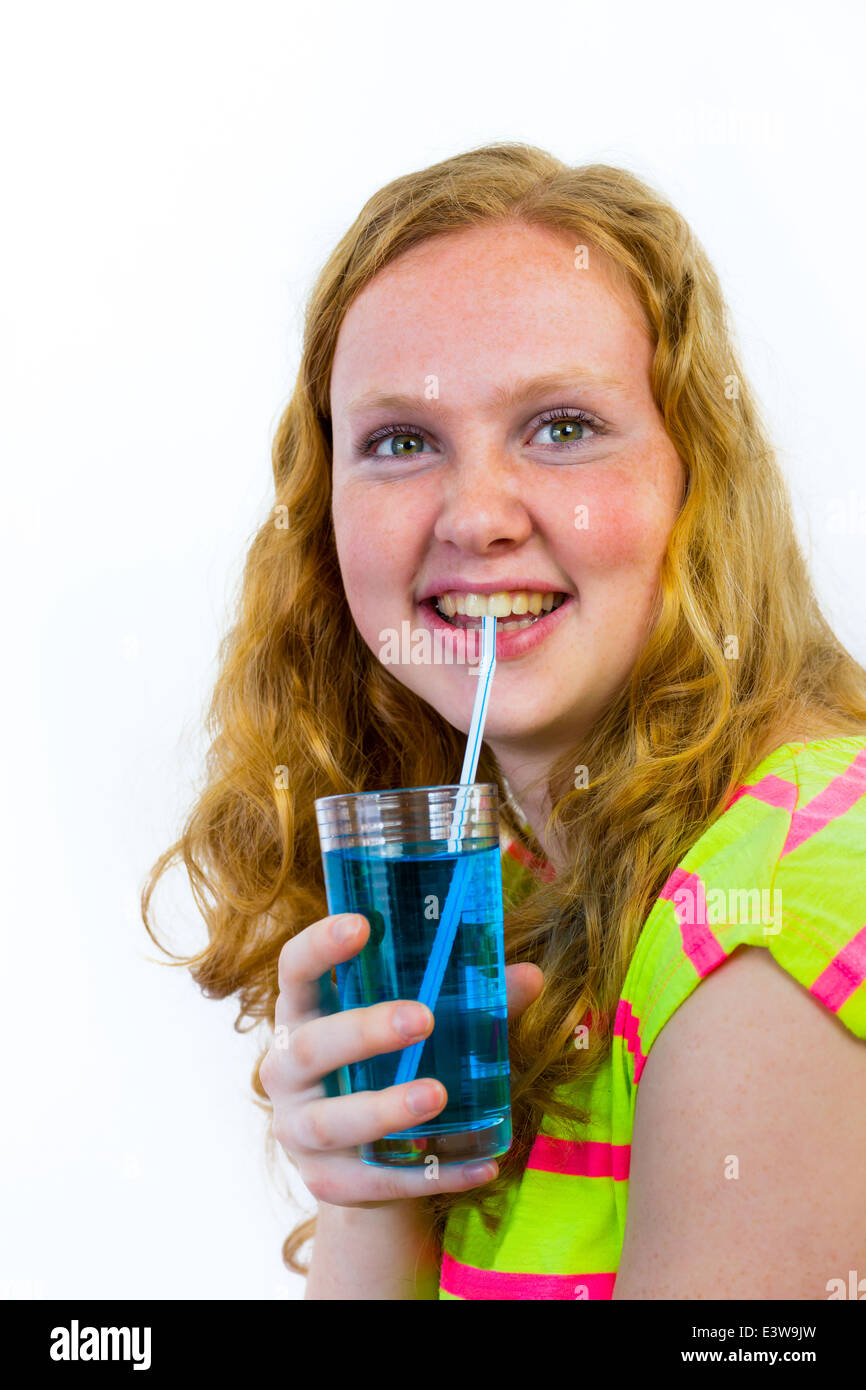 Mädchen trinken blaue Limonade mit Stroh Stockfoto