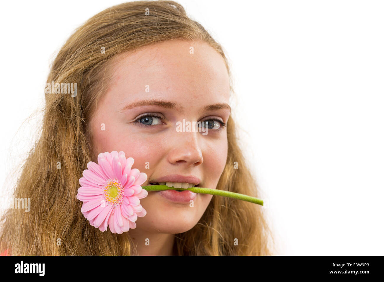 Gesicht des Mädchens mit Blume im Mund Stockfoto