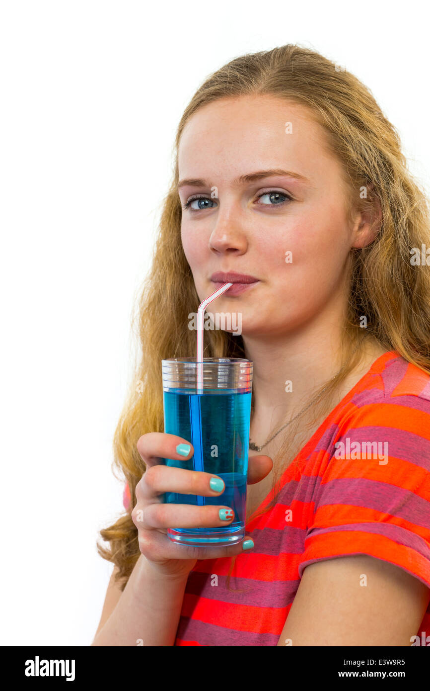 Mädchen trinken blaue Limonade mit Stroh Stockfoto