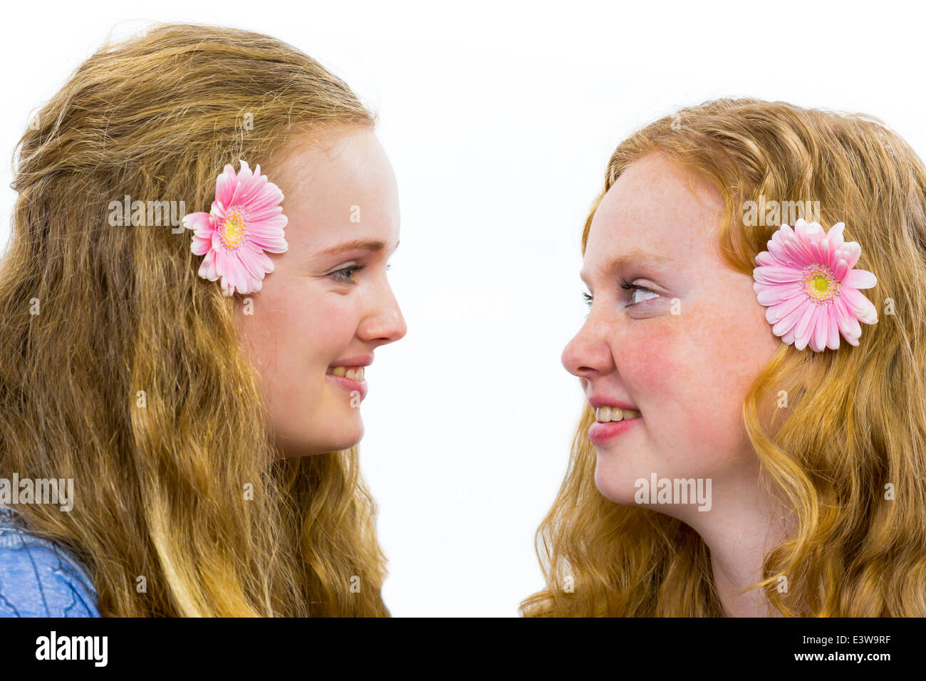 Zwei Mädchen im Teenageralter sahen einander Stockfoto