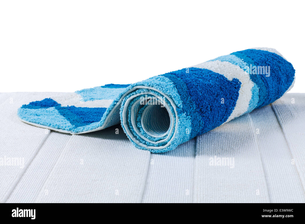blauer Teppich aufgerollt auf weißen Teppich Stockfoto
