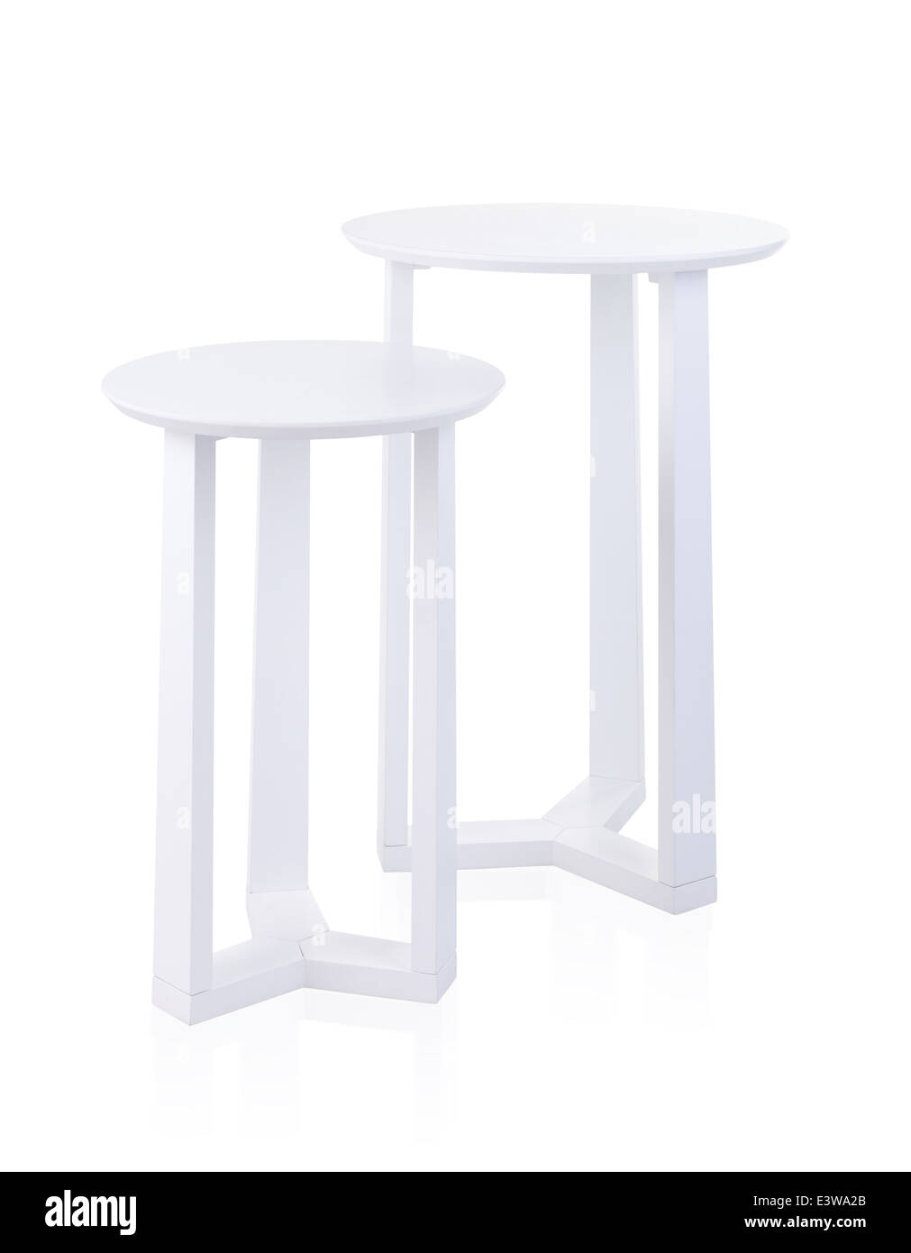 weiße Runde Tische isoliert auf weißem Hintergrund Stockfoto