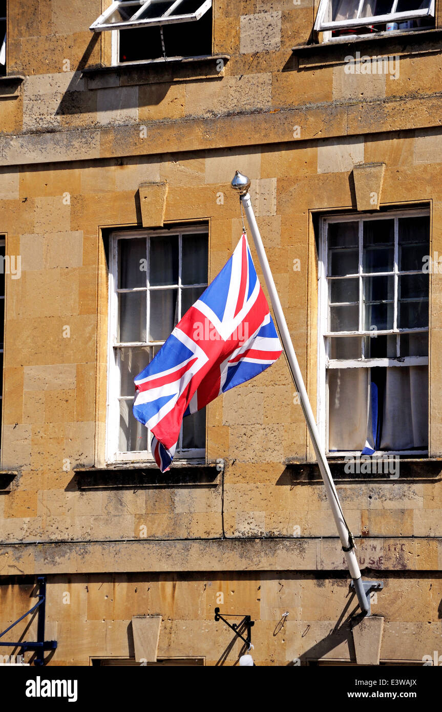 Union Jack Flagge an einem Fahnenmast zu einem cotswold stone Gebäude entlang der High Street, Chipping Campden, England, UK. Stockfoto