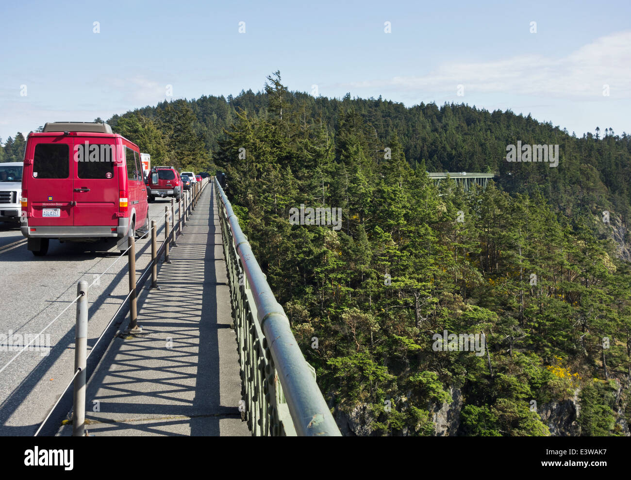 Fahrzeuge auf der Brücke über Deception Pass, im Staate Washington, Fidalgo Island mit Whidbey Island State Route 20 verbinden Stockfoto