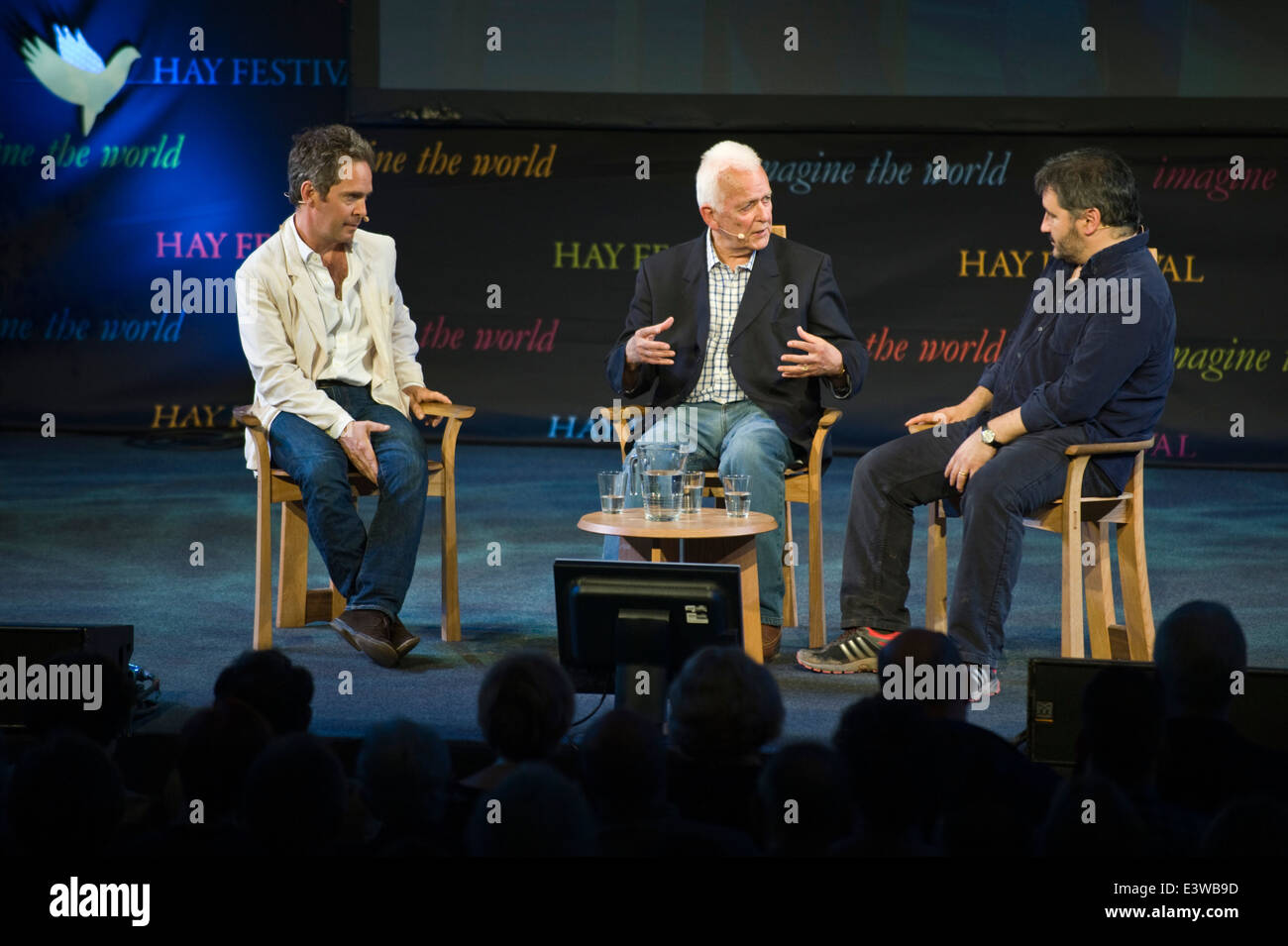 "Ein Dichter in New York" Diskussion auf der Bühne Hay Festival 2014. (l-R) Tom Hollander, Andrew Davies & Peter Florenz. Stockfoto