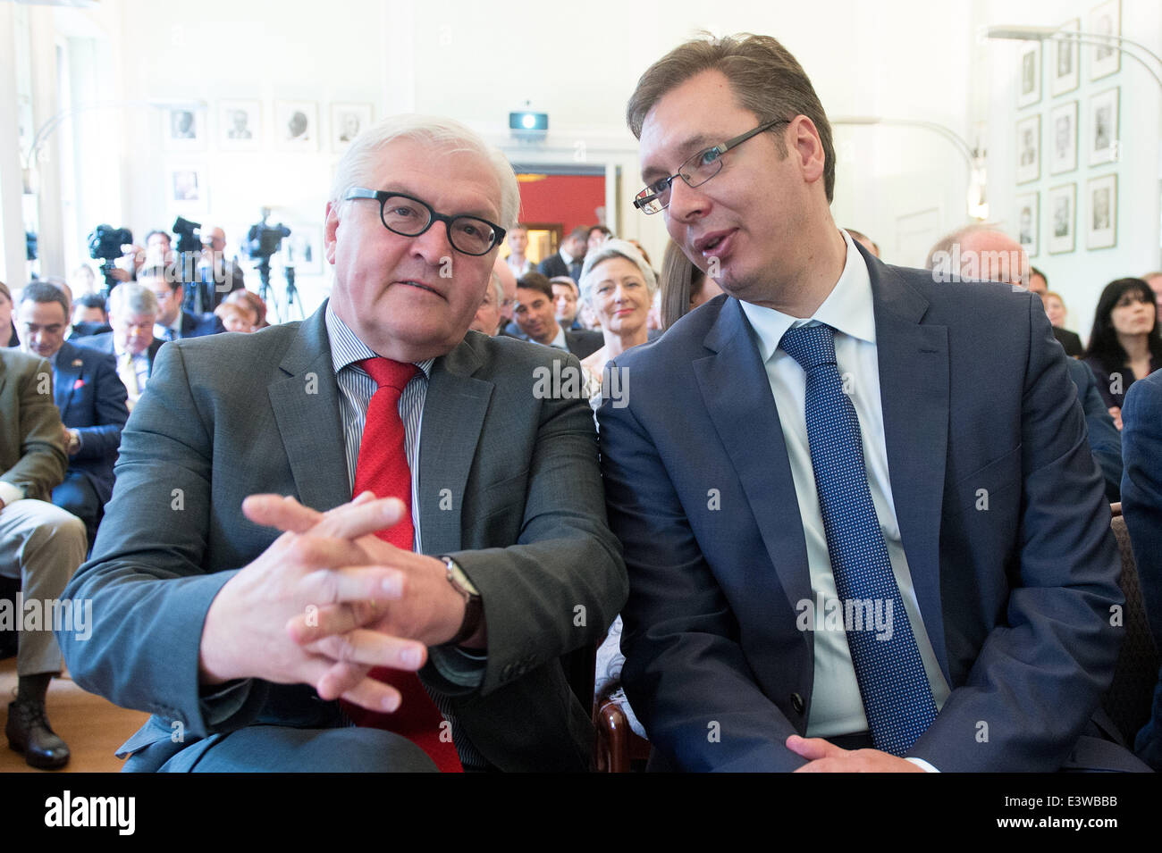 Deutscher Außenminister Frank-Walter Steinmeier (L) und serbische Premier  Aleksandar Vucic besuchen das Forum Serbien Deutschland zum Thema "Serbien  auf dem Weg in die EU" bei der deutschen Gesellschaft für auswärtige  Politik in