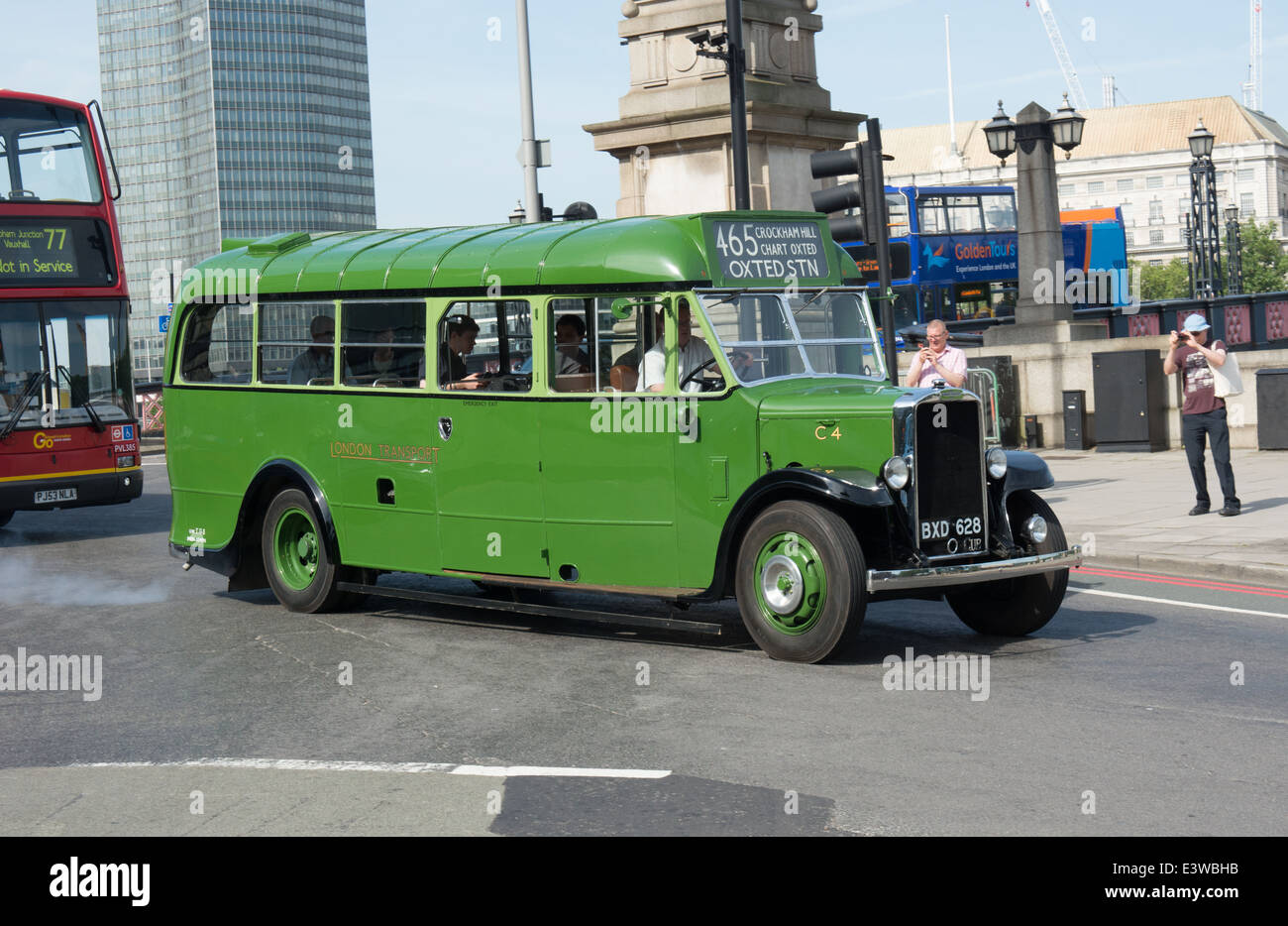 Eine vor kurzem restaurierte Leyland Cub von 1935 beteiligt sich im Jahr 2014 der Bus Parade in London Stockfoto