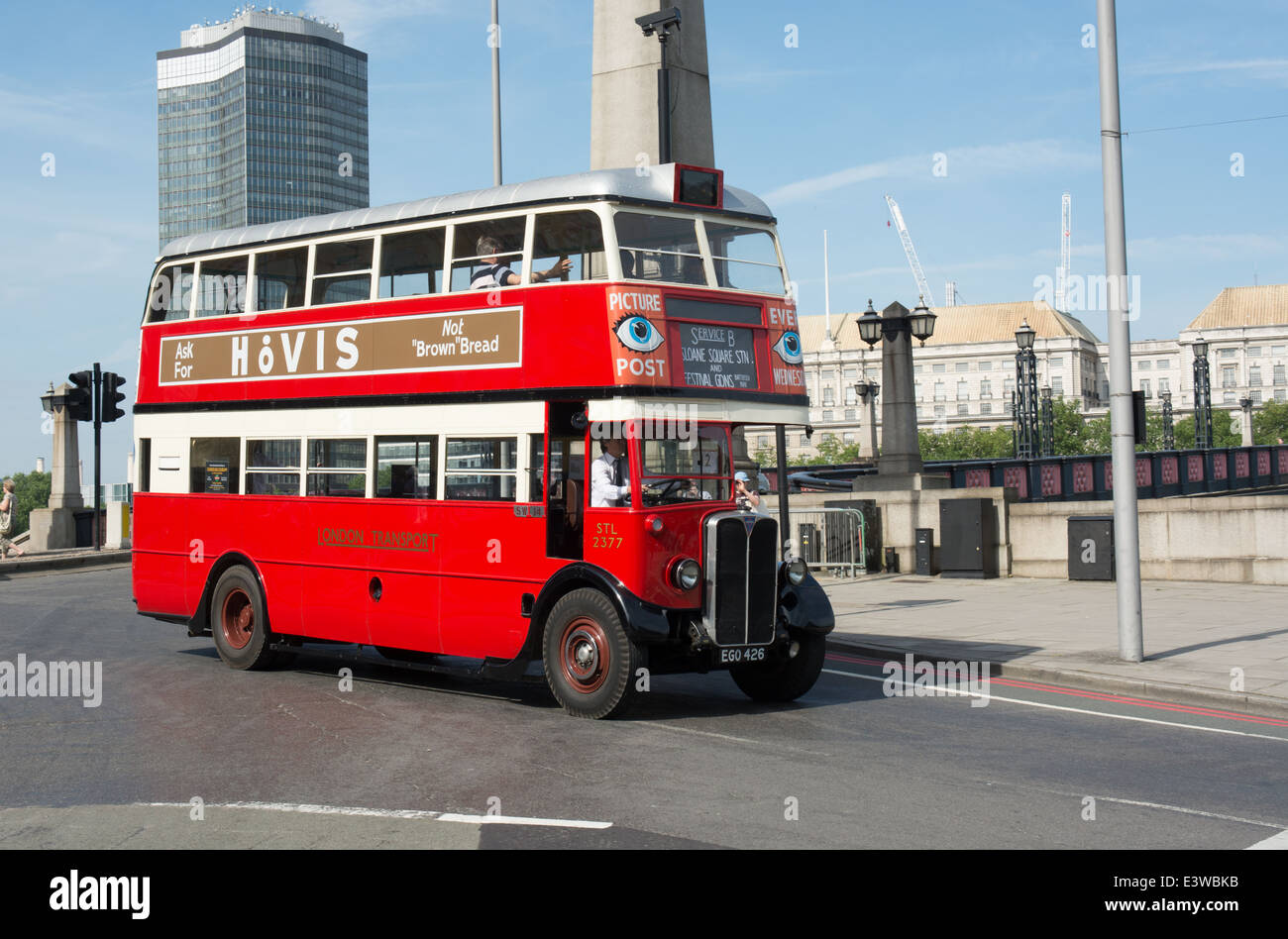 1930er Jahren AEC Regent Doppeldecker Bus nimmt Teil an der 2014 Jahr Bus Parade in London Stockfoto