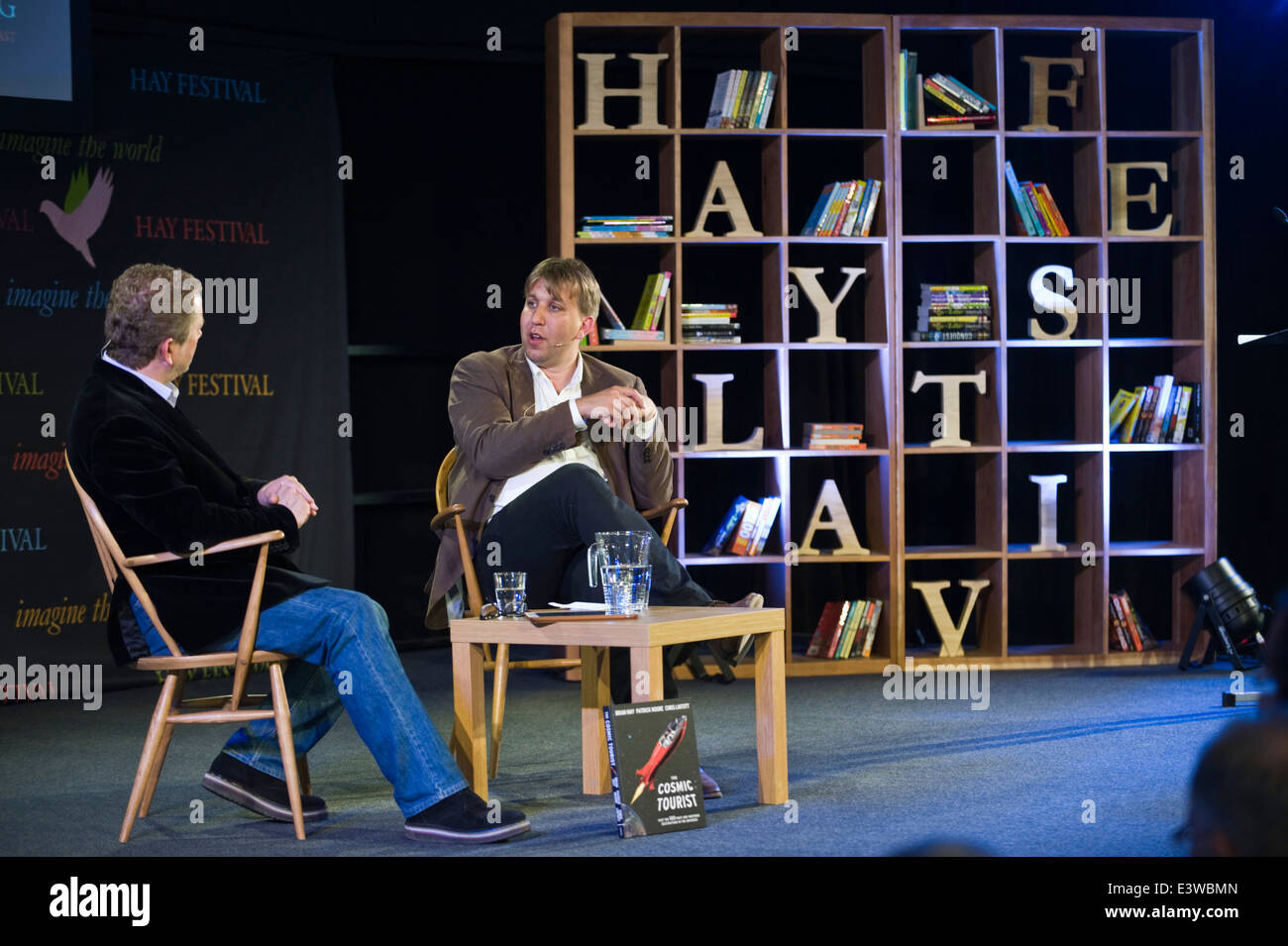 (l-R) Jon Culshaw & Chris Lintott in The Cosmic Tourist Diskussion bei Hay Festival 2014 © Jeff Morgan Stockfoto