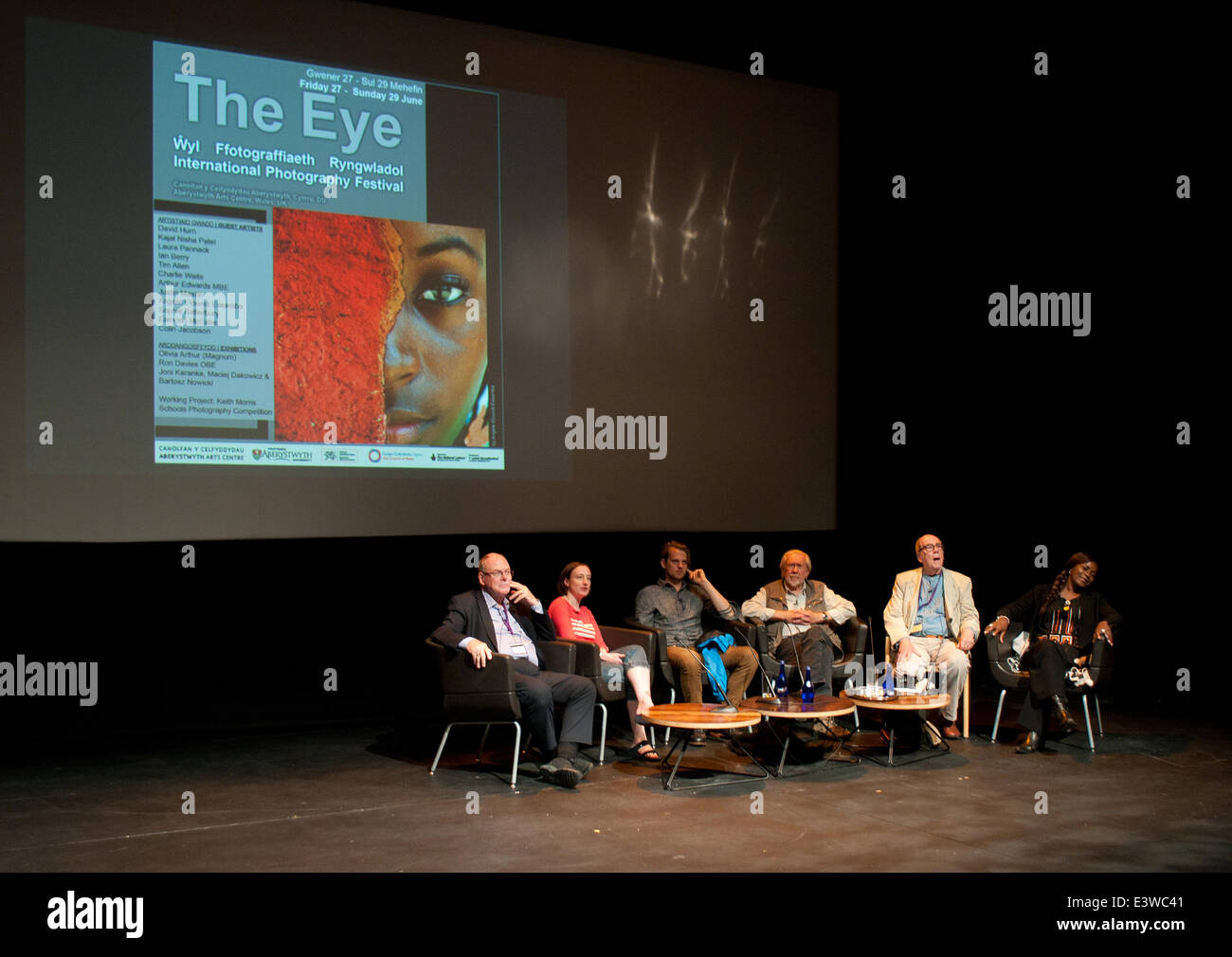 Aberystwyth, Wales, UK. 29. Juni 2014.  Lautsprecher-Panel nimmt Fragen aus dem Publikum.  Von links nach rechts: Arthur Edwards MBE (Royal Fotograf, der Sonne), Sophie Batterbury (Head of Pictures, The Independent), Justin Maxon, Ian Berry (Magnum), David Hurn (Magnum), Angele Etoundil Essamba - 29. Juni 2014 - Bildnachweis: John Gilbey/Alamy Live News. Stockfoto