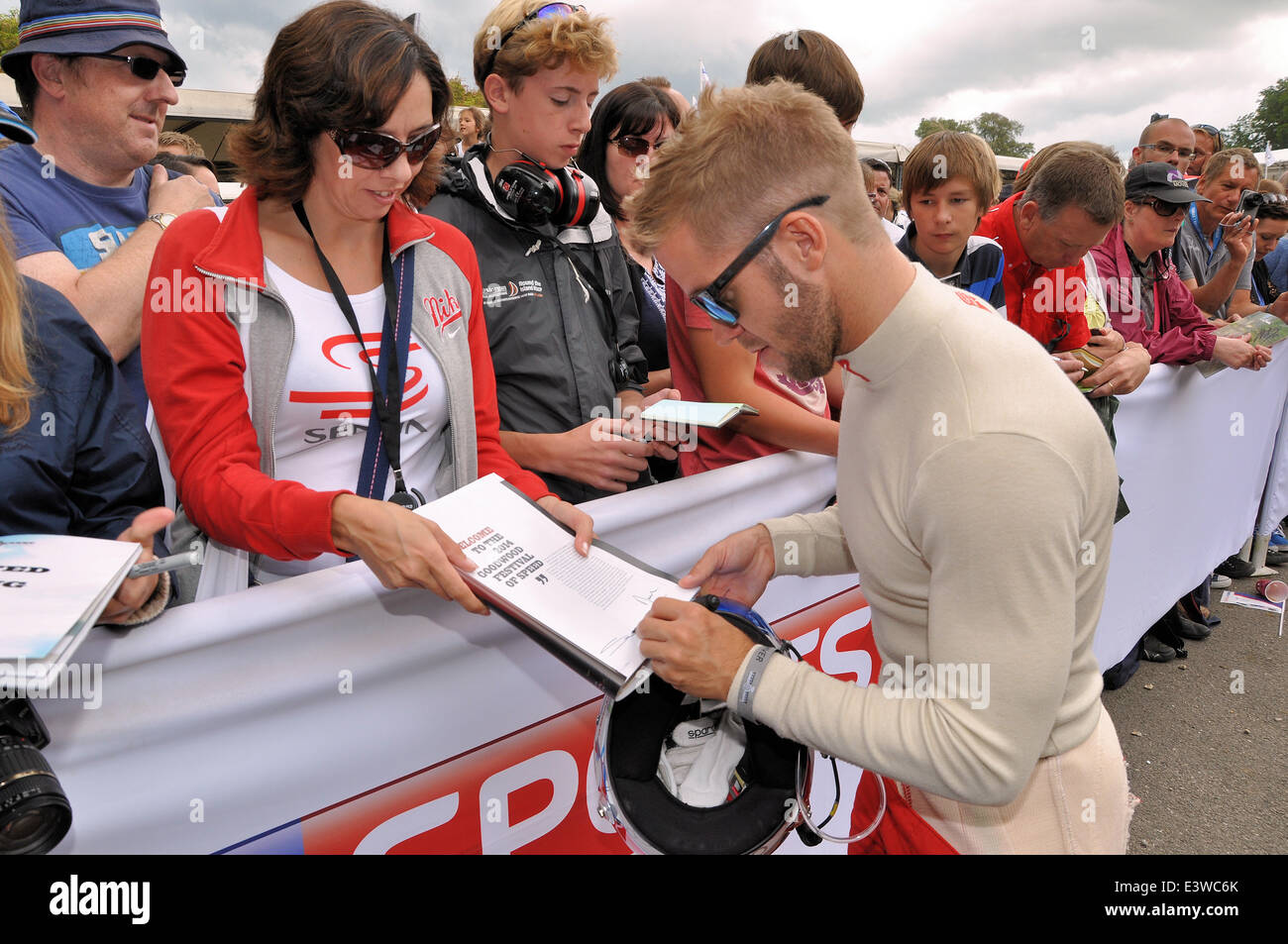 Sam Bird Autogramme am Goodwood Festival der Geschwindigkeit. Rennfahrer mit Race Fans Stockfoto