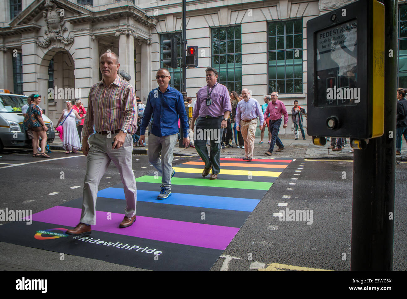 Eröffnung des Grenzübergangs Regenbogen bei Pride in London 2014. von links nach rechts: Mike Freer MP, Martyn Loukes, Stuhl von TfL LGBT-Netzwerk, Stephen Greenhalgh, stellvertretender Bürgermeister, Steve Allen, Managing Director of Finance bei TfL, Leon Daniels, Managing Director Landverkehre bei TfL Stockfoto