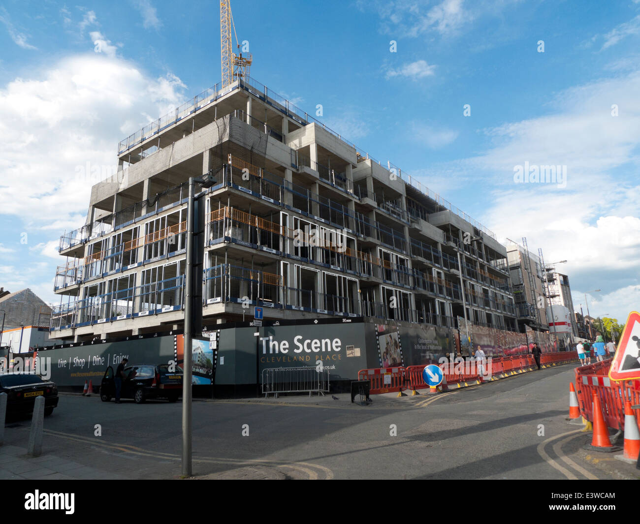 Die Szene, die Bebauung der Eigenschaft im Bau in Walthamstow High Street London E17 UK KATHY DEWITT Stockfoto