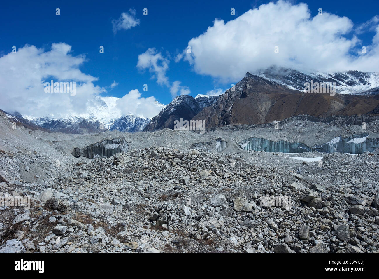 Moräne auf Ngozumpa Gletscher auf der Spur zwischen Gokyo und Dragnag, Sagarmatha Nationalpark, Nepal, Asien Stockfoto