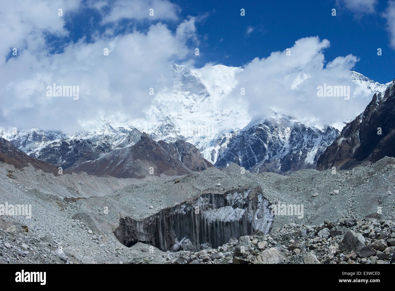 Moräne auf Ngozumpa-Gletscher zwischen Gokyo und Dragnag, Solukhumbu Region, Sagarmatha NP, Nepal, Asien Stockfoto