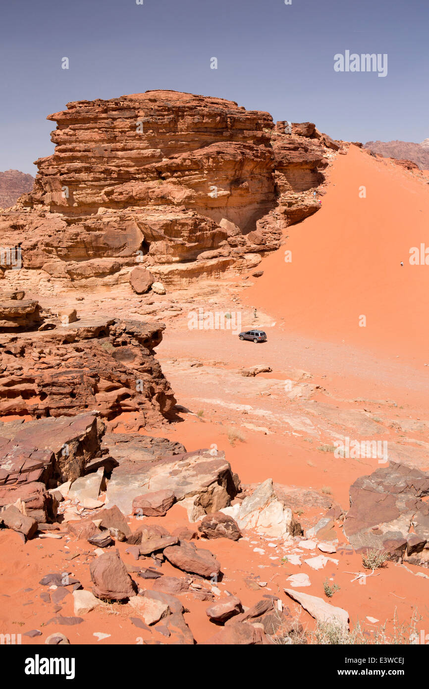 Jordan, Wadi Rum, Tourist auf 4wd Safari unter roten Sanddünen Stockfoto
