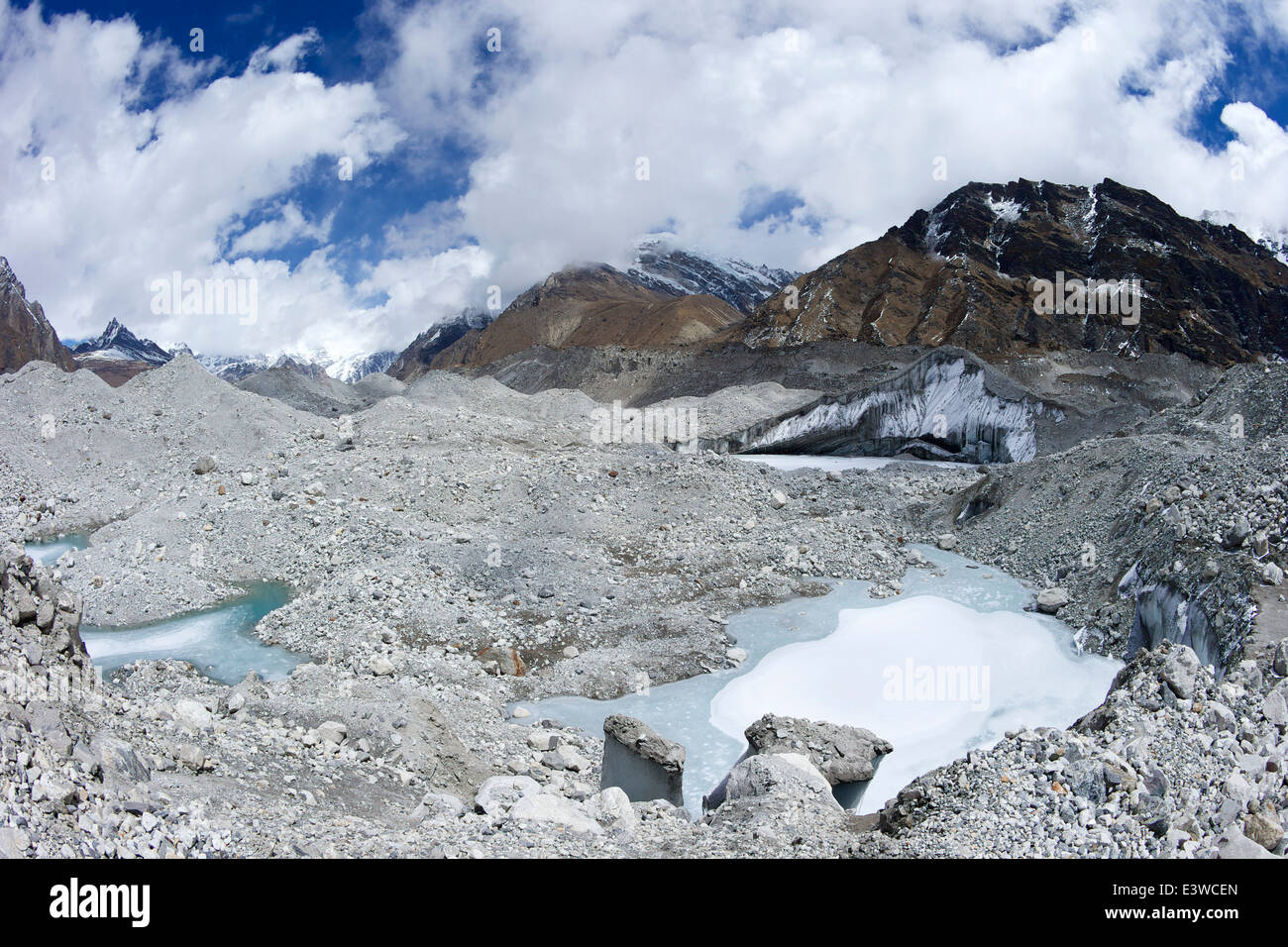 Moräne auf dem Ngozumpa-Gletscher zwischen Gokyo und Dragnag, Solukhumbu Region, Sagarmatha NP, Nepal, Asien Stockfoto