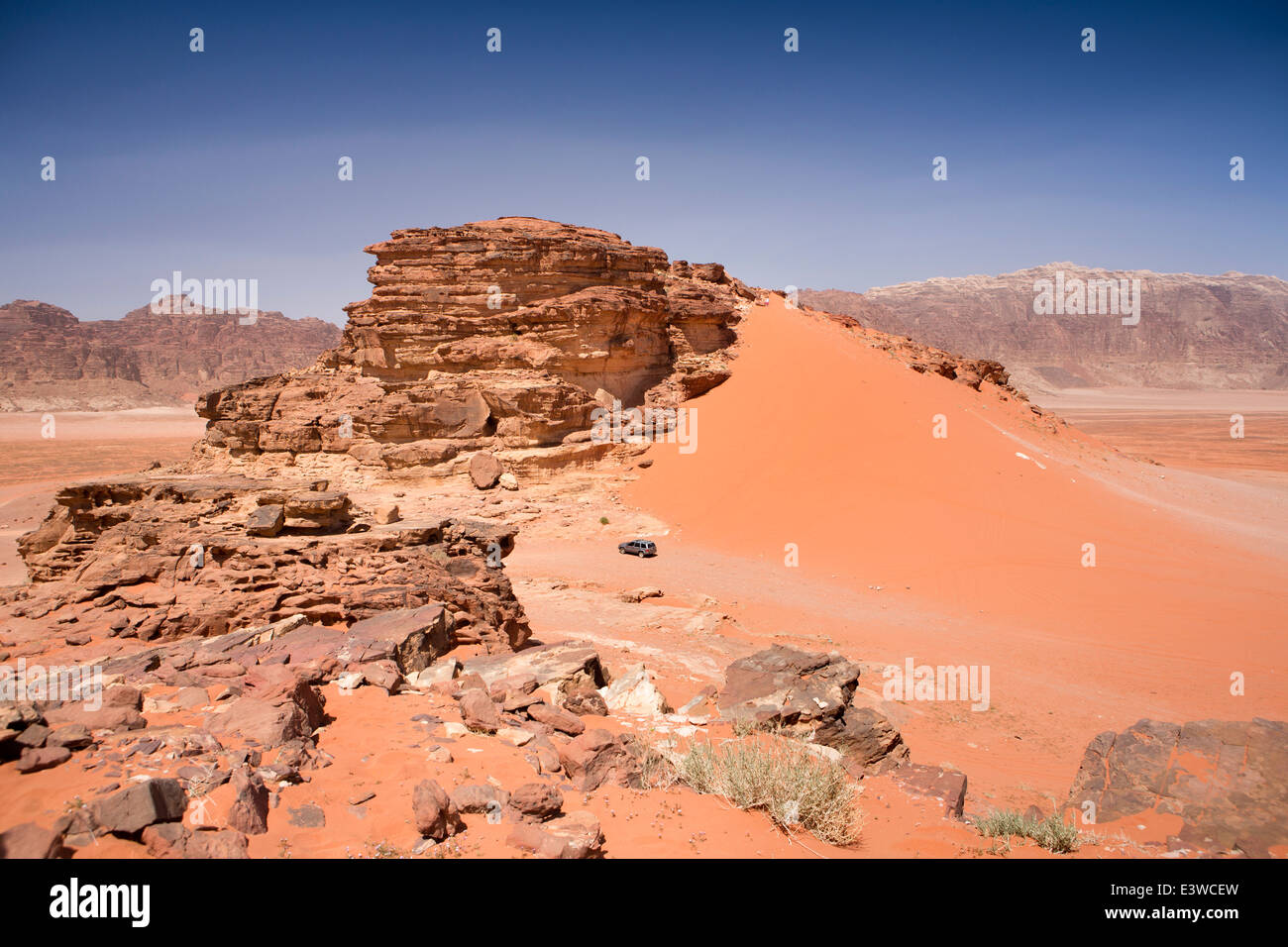 Jordan, Wadi Rum, Tourist auf 4wd Safari unter roten Sanddünen Stockfoto