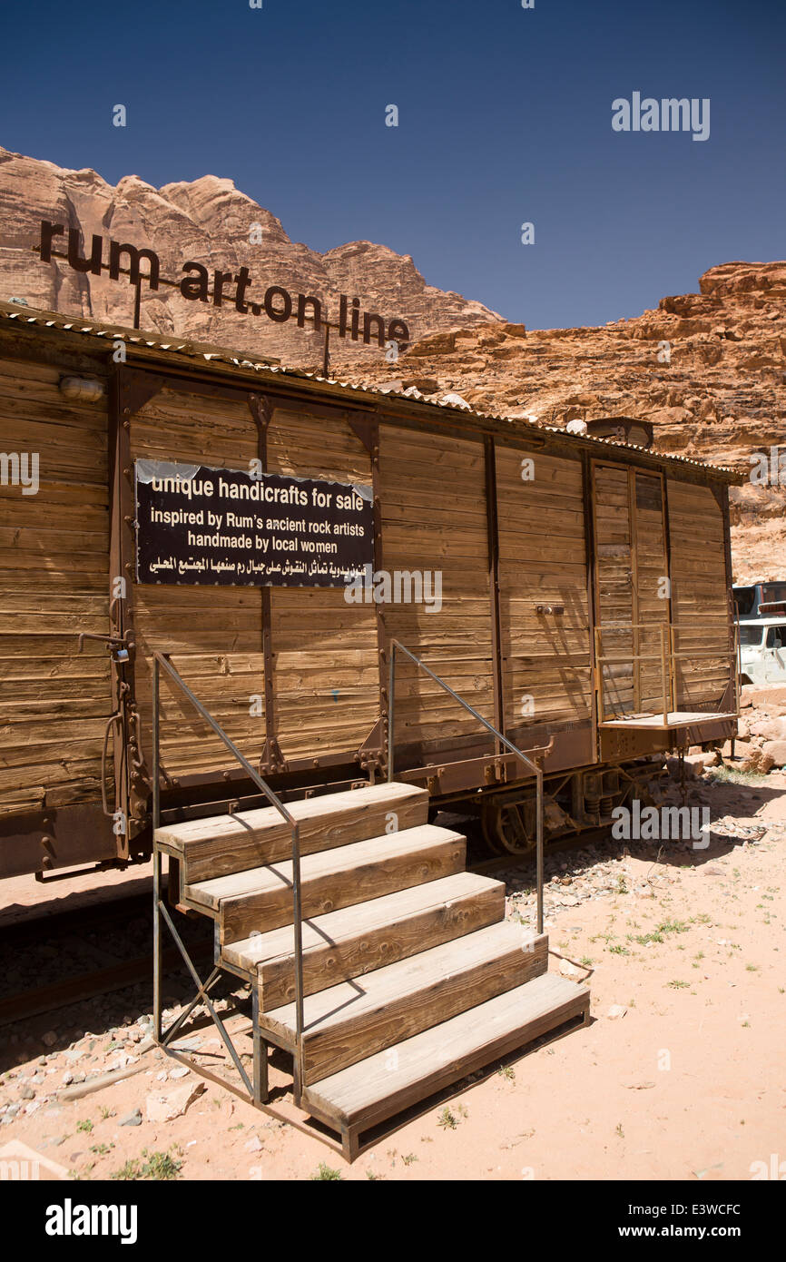 Jordan, Wadi Rum, Frauen rum Kunst Online-Kunsthandwerk-Shop im alten Eisenbahn-Güterwagen Stockfoto