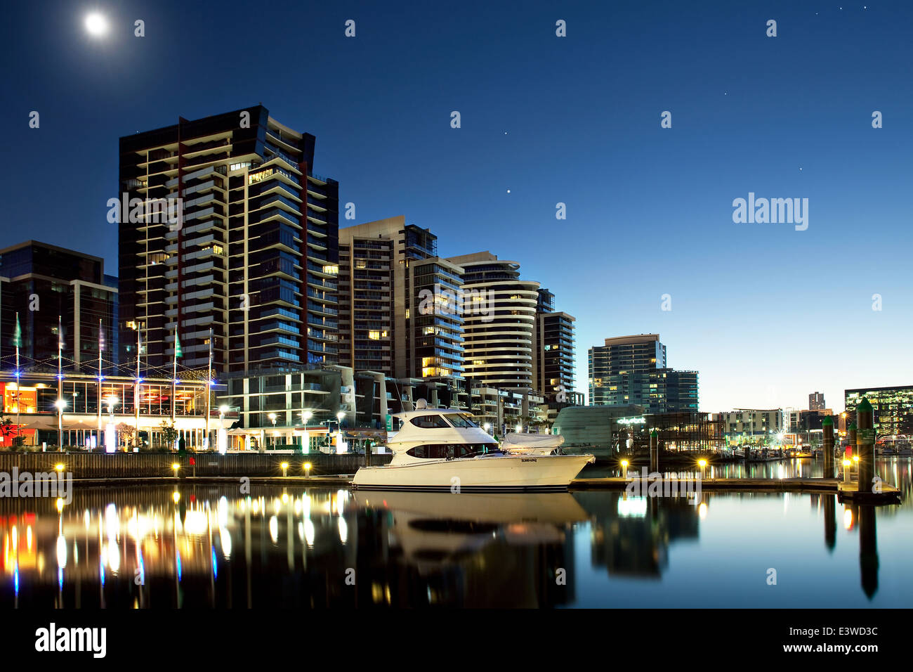 Melbourne, Australien yacht / Boot in Sanierung Docklands Stadtgebiet mit Nachtbeleuchtung anlegt. Australische Stadt Wharf. Stockfoto