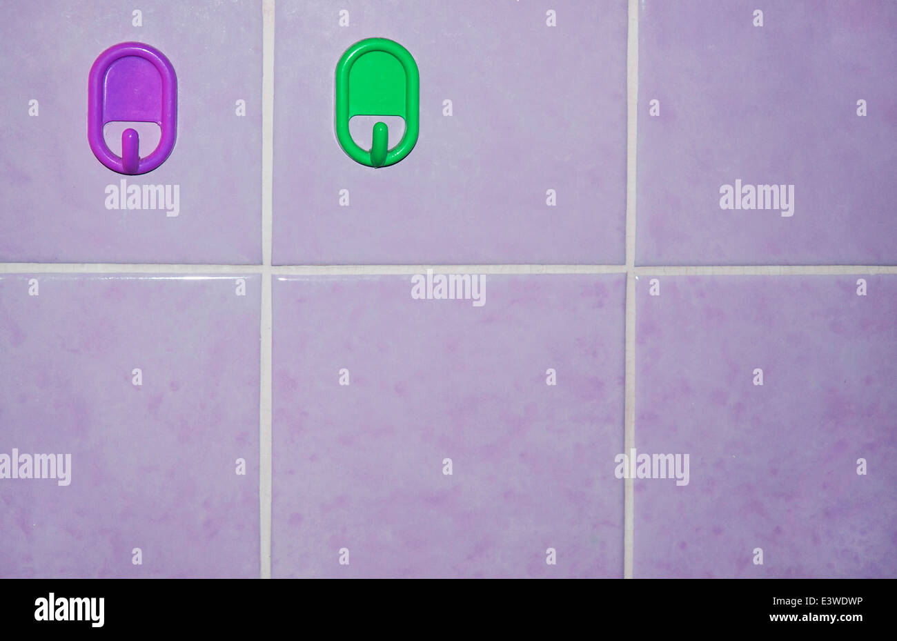 Zwei kitschig Handtuchhaken im Bad Stockfoto