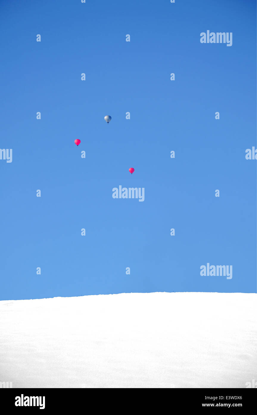 Winterliche Landschaft in den Bergen mit 3 Luftballons Stockfoto