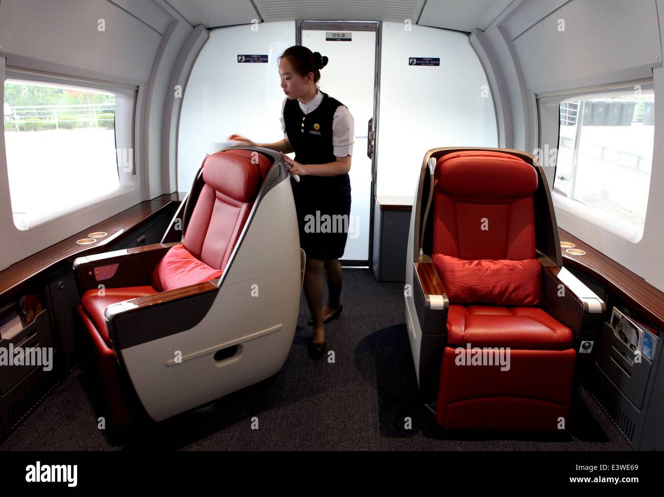 Shanghai. 30. Juni 2014. Ein Wärter passt Sitze auf einem CRH-Zug, der auf die Peking-Shanghai High-Speed-Bahn in Ost-China Shanghai, 17. Juni 2012 läuft. Die Beijing-Shanghai (oder Jinghu) High-Speed Railway jährte sich seinen dritten Betrieb am Montag. Die 1.318 Kilometer lange Schnellfahrstrecke, dass Links Peking, Chinas Hauptstadt und Shanghai, die größte Stadt des Landes, hat gesehen mehr als 220 Millionen Passagiere in den drei Jahren seit Betriebsbeginn erste am 30. Juni 2011. © Xinhua/Alamy Live-Nachrichten Stockfoto