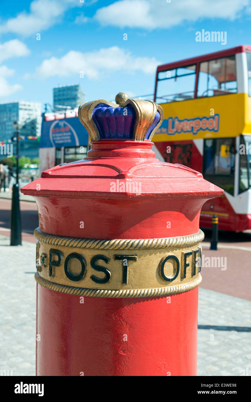 Leuchtend rote englische Briefkasten und Bus im Hintergrund Stockfoto