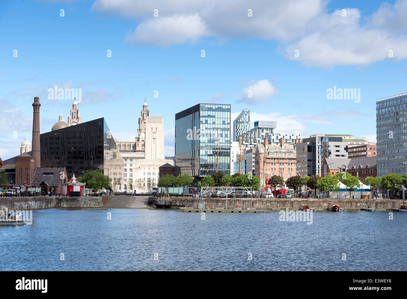 Großen Himmel über Weitwinkel Liver Building in Liverpool Stockfoto