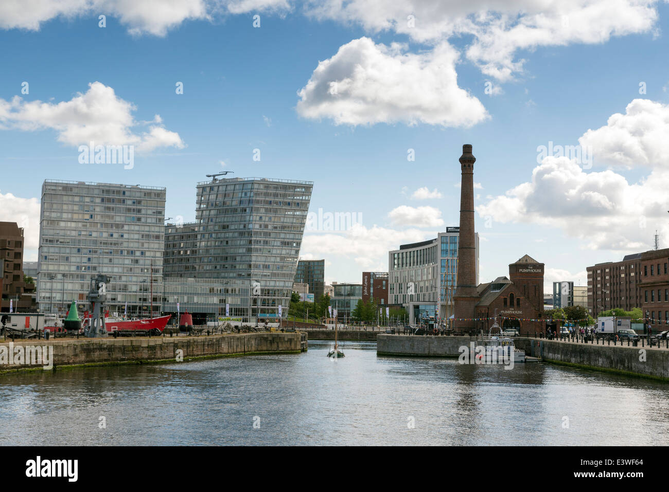 Großen Himmel über Weitwinkel Liver Building in Liverpool Stockfoto