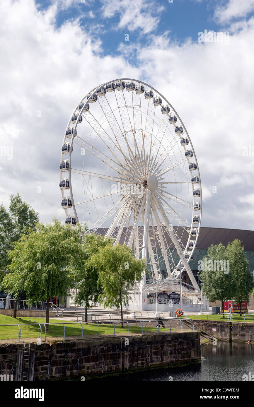 Das Rad der Liverpool-Riesenrad ist an einem Tag blauer Himmel gezeigt. Das Rad enthält 42 geschlossenen, klimatisierten Kapseln. Stockfoto