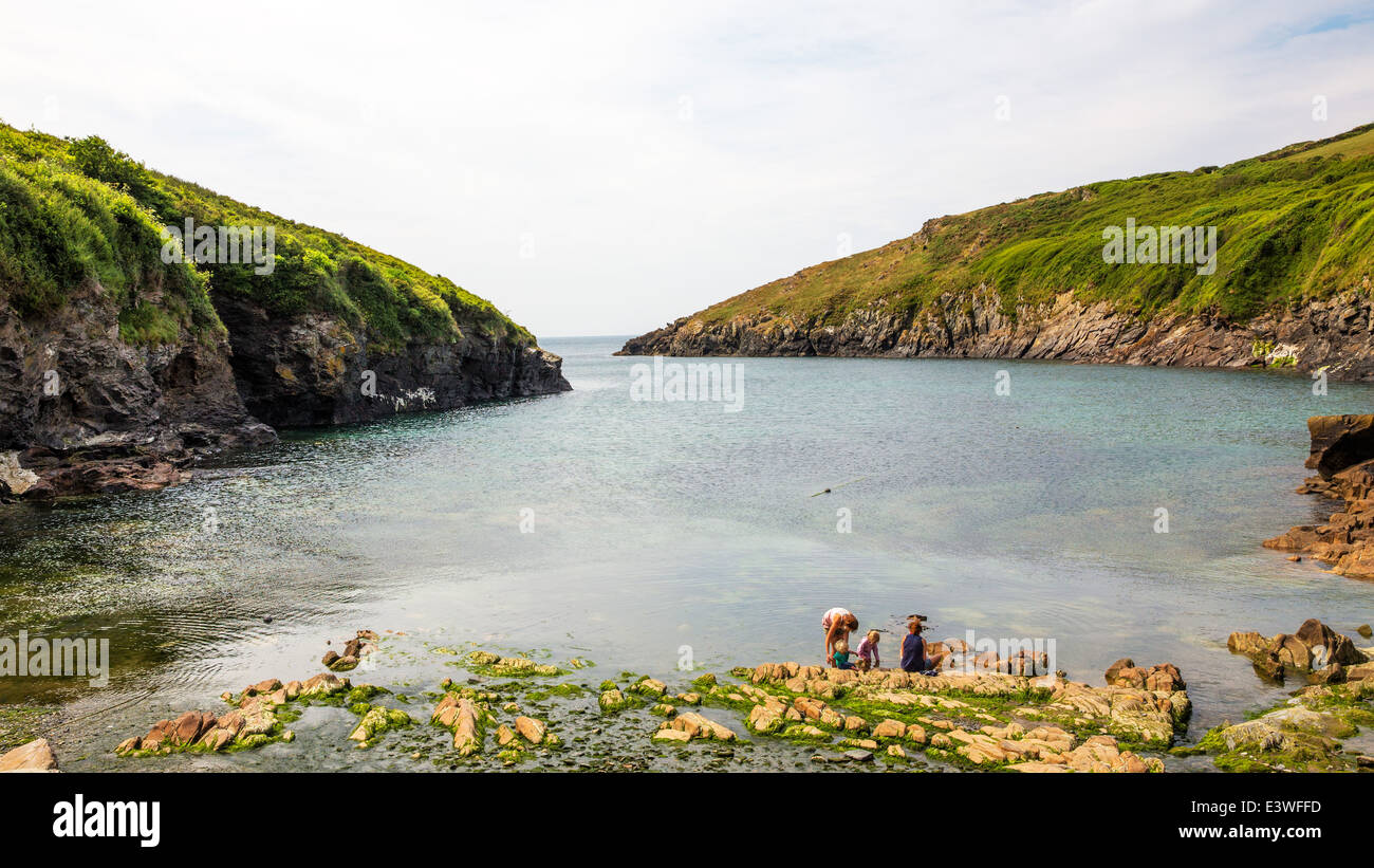 Die Küste bei Port Quinn, Cornwall mit Kindern "Rock-pooling" Stockfoto