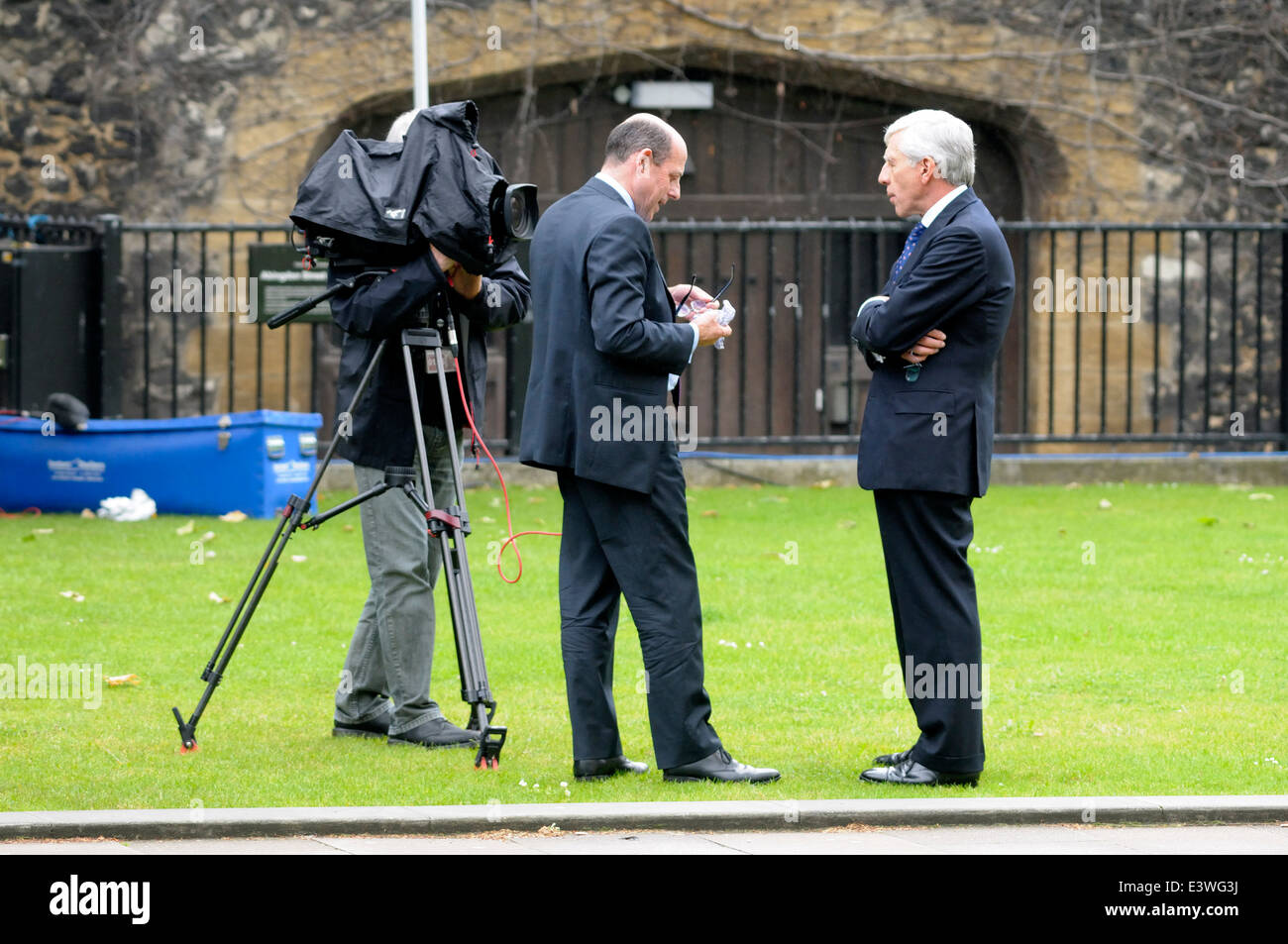 Jack Straw MP (Labour: Blackburn - ehemaliger Außen- und Home Secretary) im Interview mit BBC politischer Korrespondent Nick Robinson Stockfoto