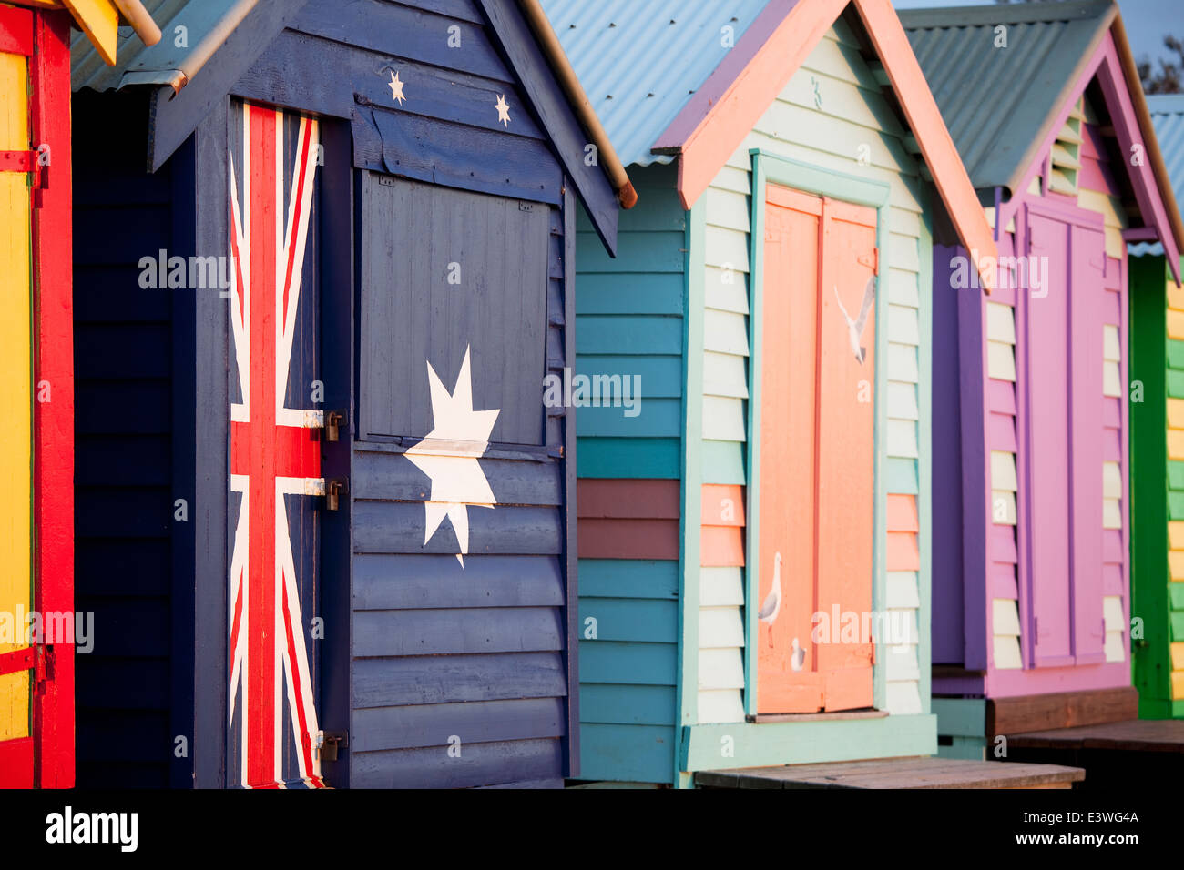 Strandhütten in Melbourne Brighton Beach Australien mit bunten australische Flagge gemalt auf Sommersonne. Stockfoto